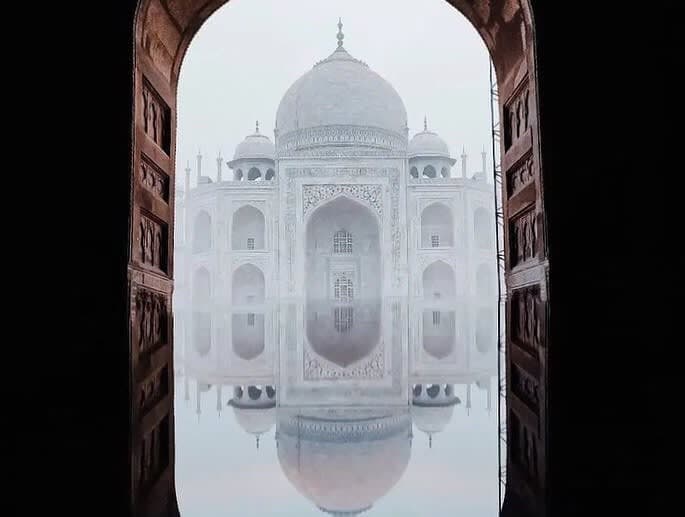 Female Guide For Taj Mahal 2