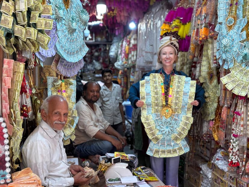 Delhi: Guided Shopping Tour Experience with Female Expert in Delhi - Discover the best tours in Delhi with licensed local guides. Red Fort tours, Old Delhi heritage walks, street food tours & cultural experiences.