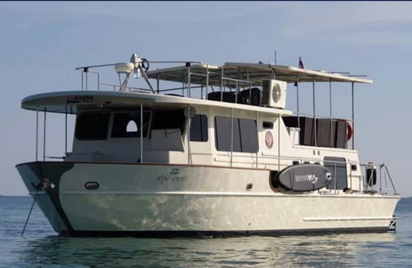 Hakuna — 48ft Coastal Cruiser (Up to 10 Guests)