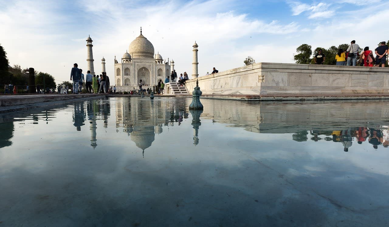 Taj Mahal overnight tour from Mumbai by flight