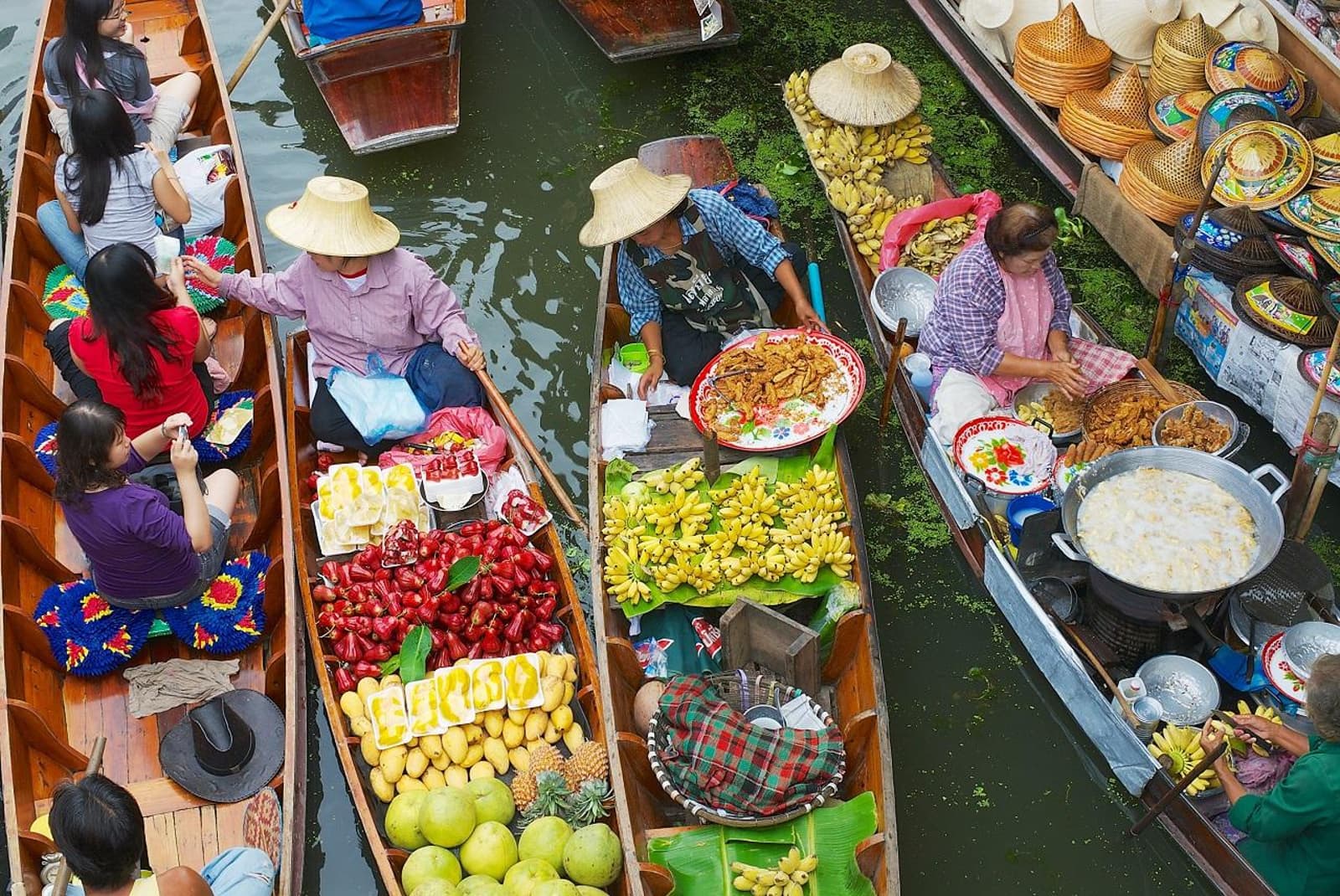 Bangkok: Maeklong Railway Market, Damnoen Saduak and Dragon Temple Tour