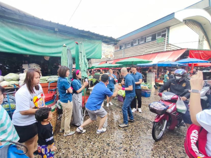 Bangkok: Khlong Toei Market Scavenger Hunt with Tuk-Tuk & River Boat 3