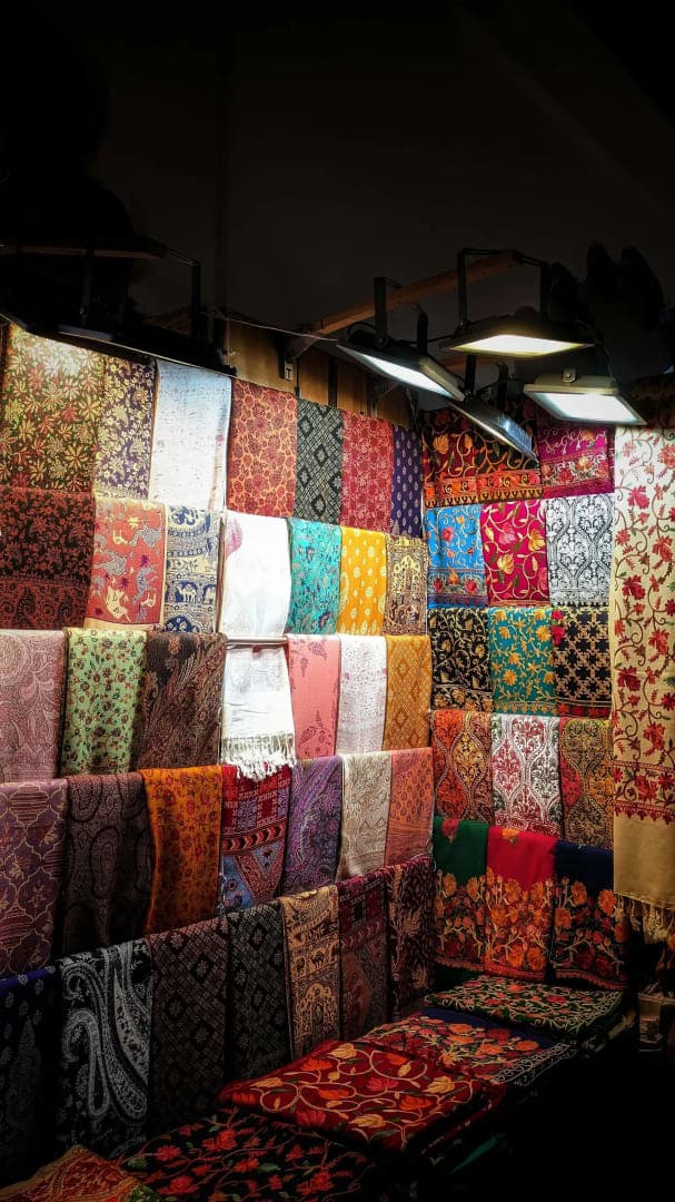 Delhi: Guided Shopping Tour Experience with Female/Male Expert 2