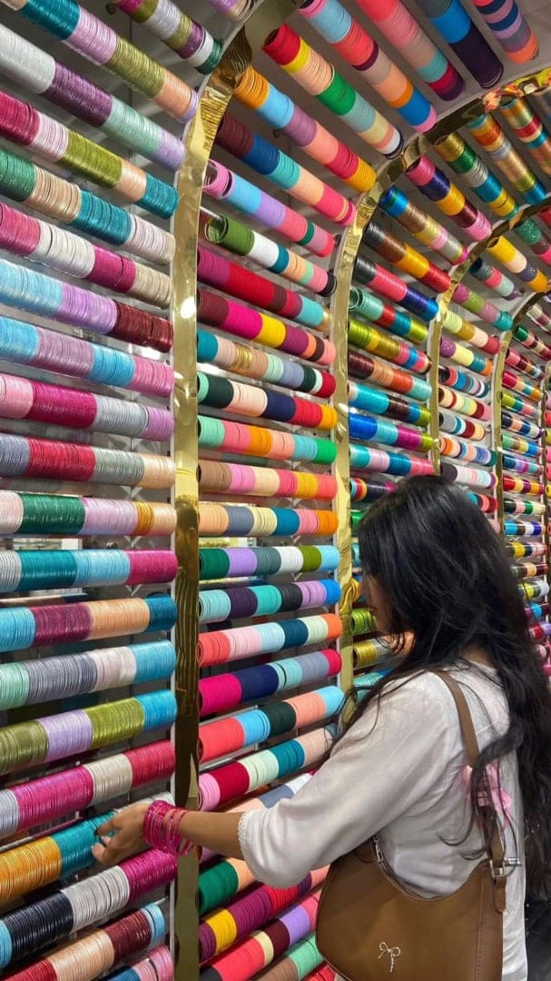 Delhi: Guided Shopping Tour Experience with Female/Male Expert 3