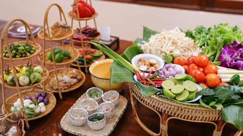 Bangkok: White Lotus Thai Cooking Class with Market Tour — guided tour in Bangkok