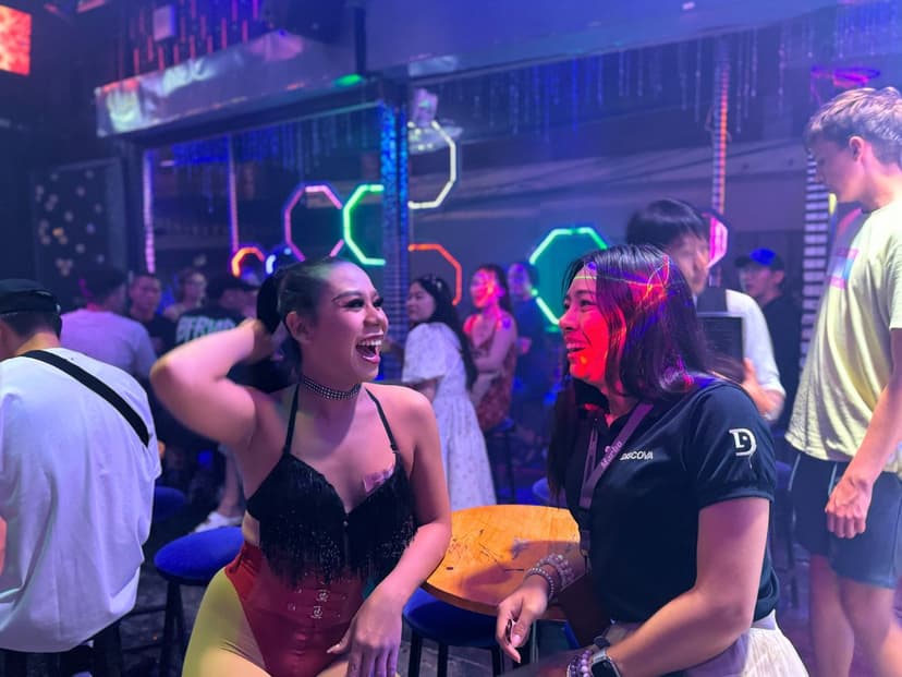 Chiang Mai: Ladyboy Cabaret – Stories, Dinner and Sparkle 2